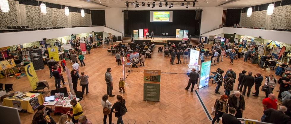 Festhalle mit vielen Besuchern