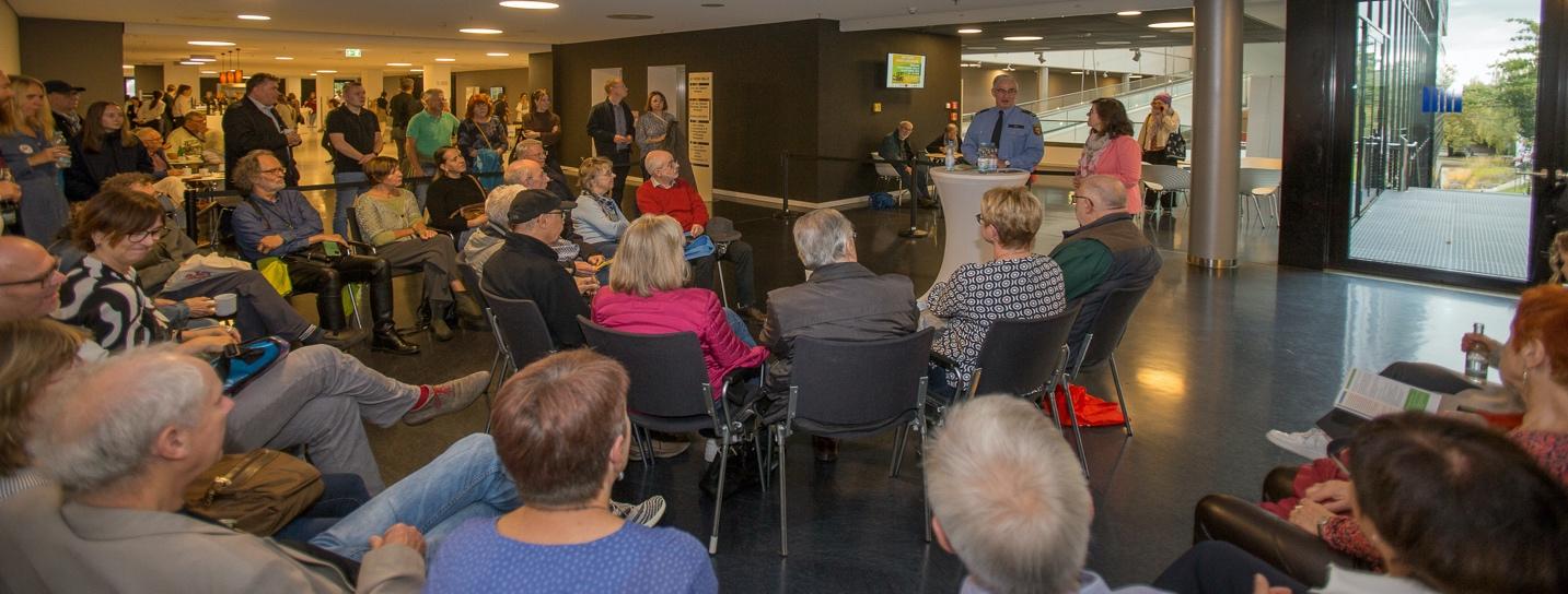Bühnenprogramm in der Halle